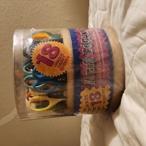 Kraft Edgers Set of 18 Scissors with Various Design Edge Cuts in Wooden Carousel